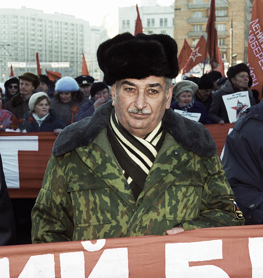 Evgueni Djougachvili durant une manifestation de l'opposition en 1999