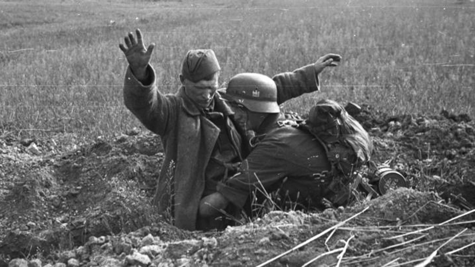 Залавяне на руски войник с вдигнати ръце в дупка