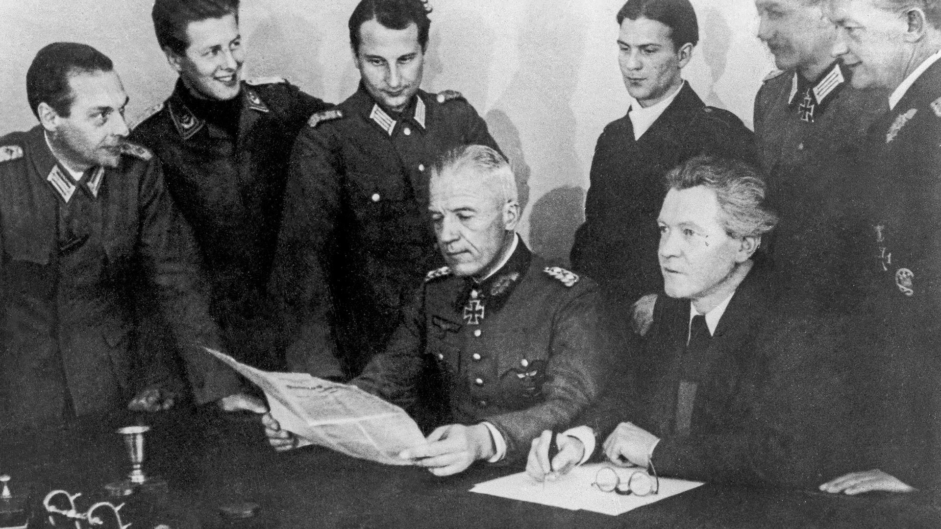 Претседателот на националниот комитет „Слободна Германија“ писателот Ерих Вајнер (во прв план десно) и генерал Фон Зејдлиц на заседание на комитетот.