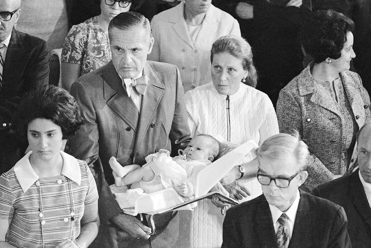 Putri Stalin, Svetlana (kedua dari kanan), dan suaminya, William Wesley Peters, berdiri bersama putri mereka yang berusia empat bulan, Olga, 1971.