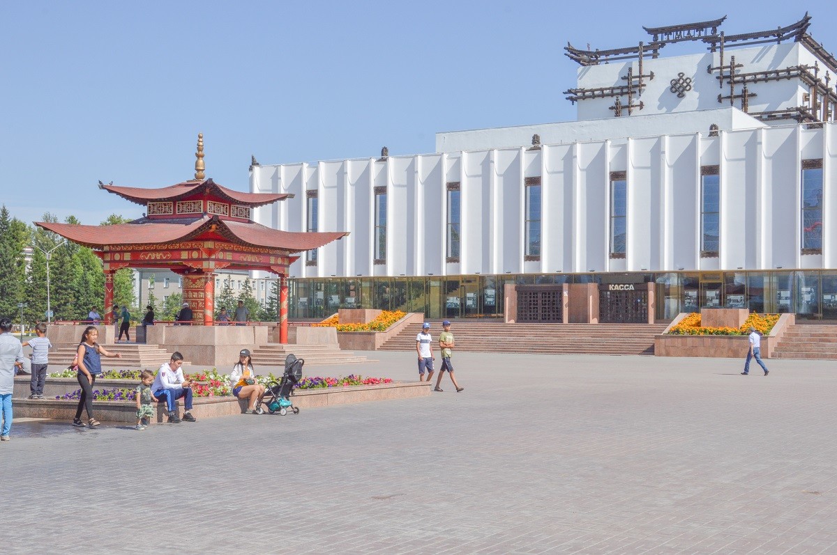 Place centrale de Kyzyl avec, en fond, le Théâtre national d'art musical et dramaturgique