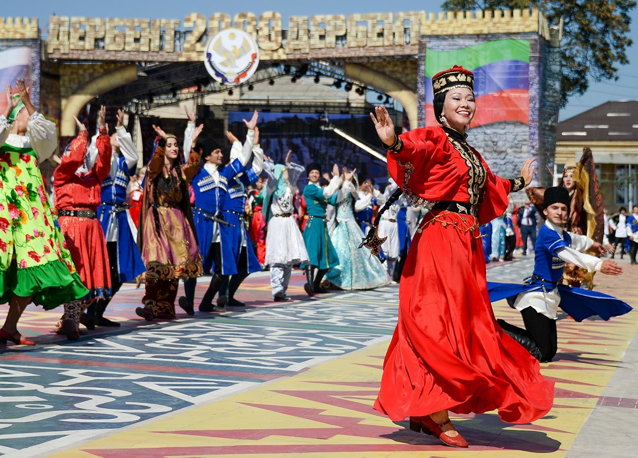 Participants du festival des cultures des peuples du Daghestan lors des célébrations des 2000 ans de Derbent