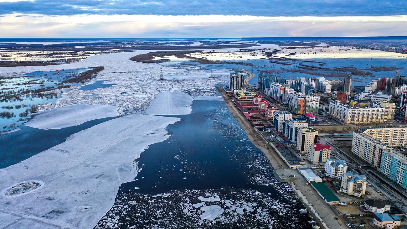 Vue sur Iakoutsk et le fleuve de la Léna