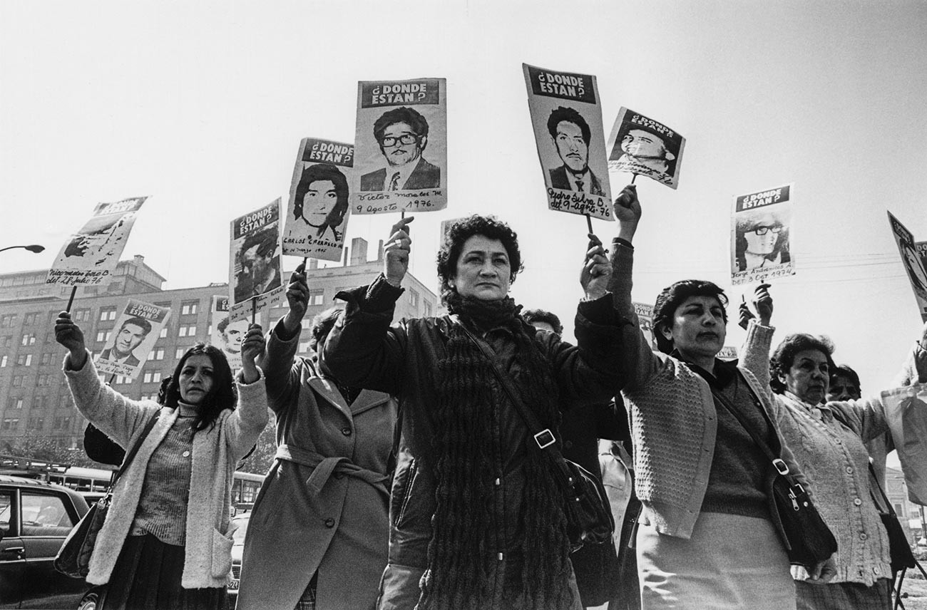 Mujeres de la Asociación de Familiares de Detenidos Desaparecidos se manifiestan frente al Palacio de La Moneda durante el régimen militar de Pinochet.
