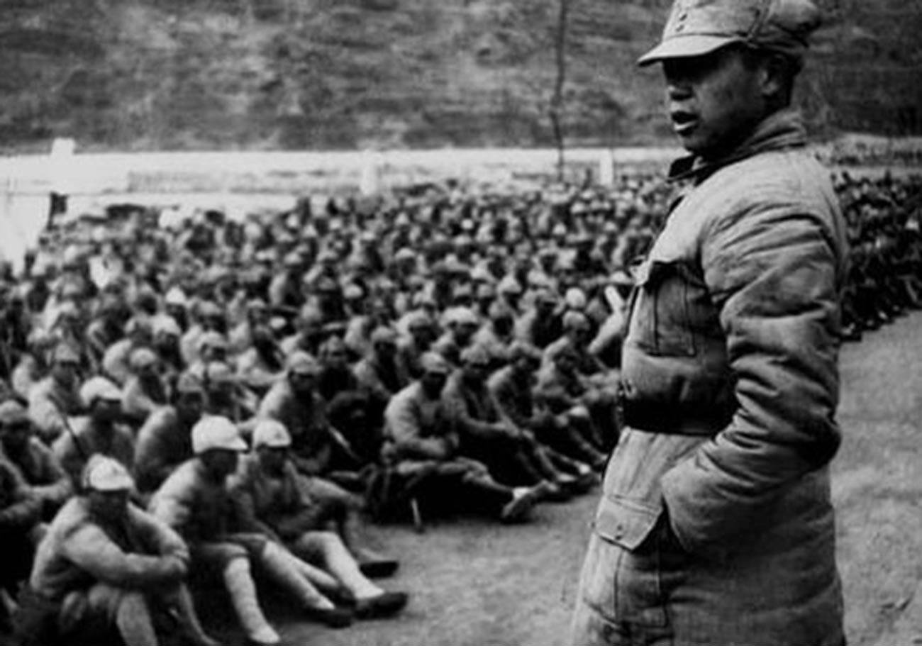 Pemimpin Komunis Chen Xilian berbicara di hadapan pasukan Tentara Pembebasan Rakyat Tiongkok pada 1940.