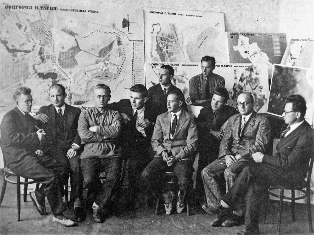 Groupe de travail d'Ernst May organisé pour un chantier à Nijni Taguil, en 1931. May est le 4e en partant de la droite. 