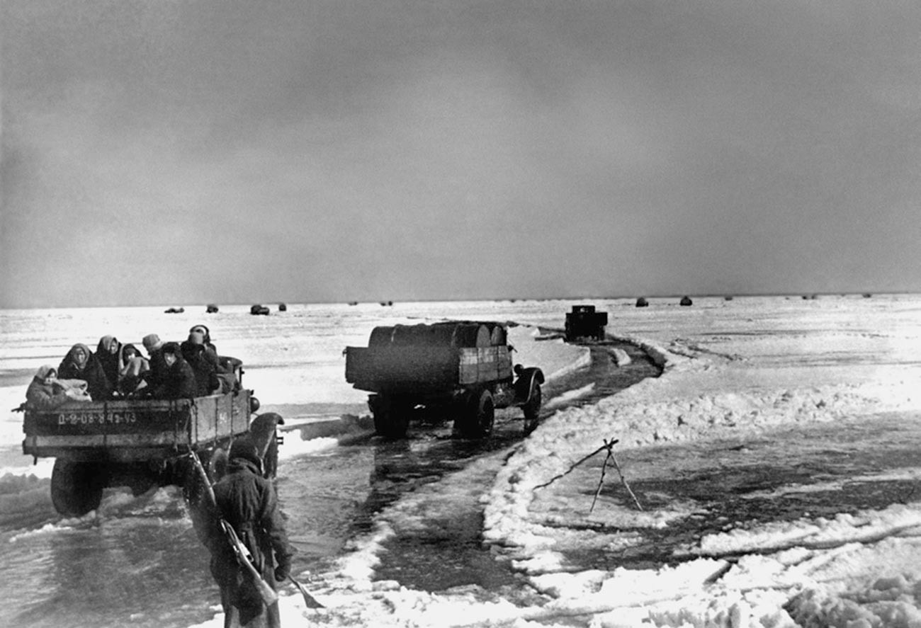 „Патот на животот“ – замрзнат пат преку езерото Ладога преку кој се носела храна во Ленинград под опсада.
