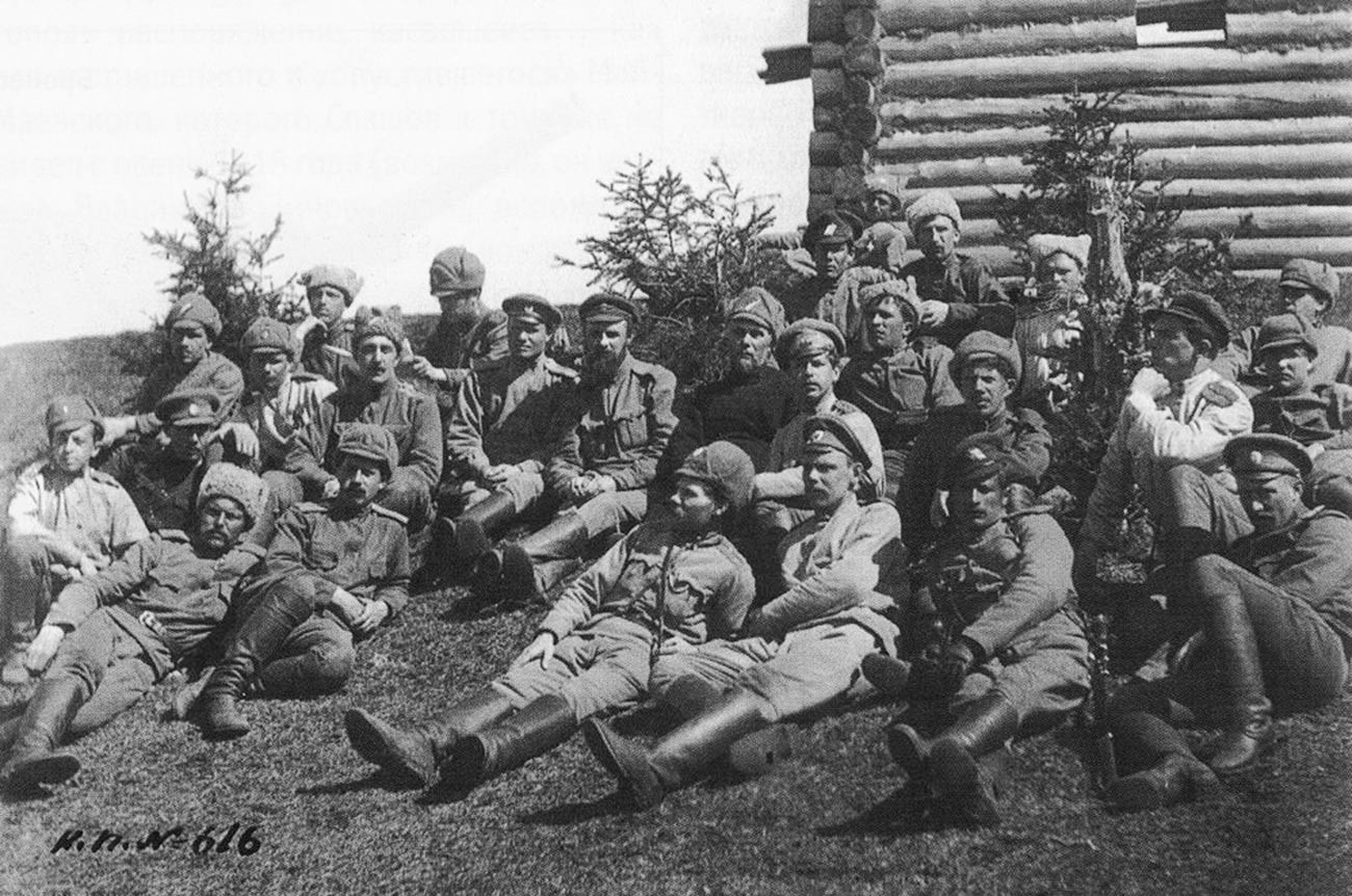 Войниците на Колчвак почивват, 1919 г. Значителна част от войниците носят шапки-
