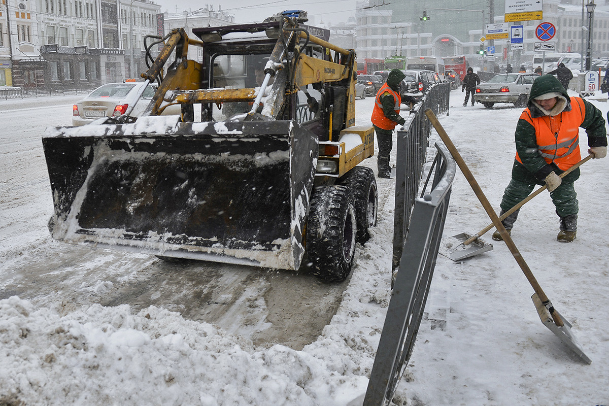 Peralatan pembersih salju dan para petugas layanan perkotaan menyingkirkan salju di Kazan.