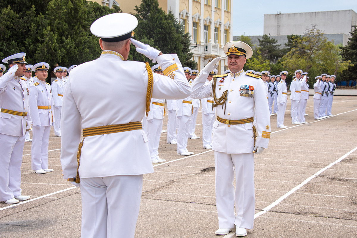 Der Kommandeur der Schwarzmeerflotte, Vizeadmiral Igor Osipow, begrüßt den Leiter der Schwarzmeer Nachimow-Hochschule, Konteradmiral Alexander Grinkewitch