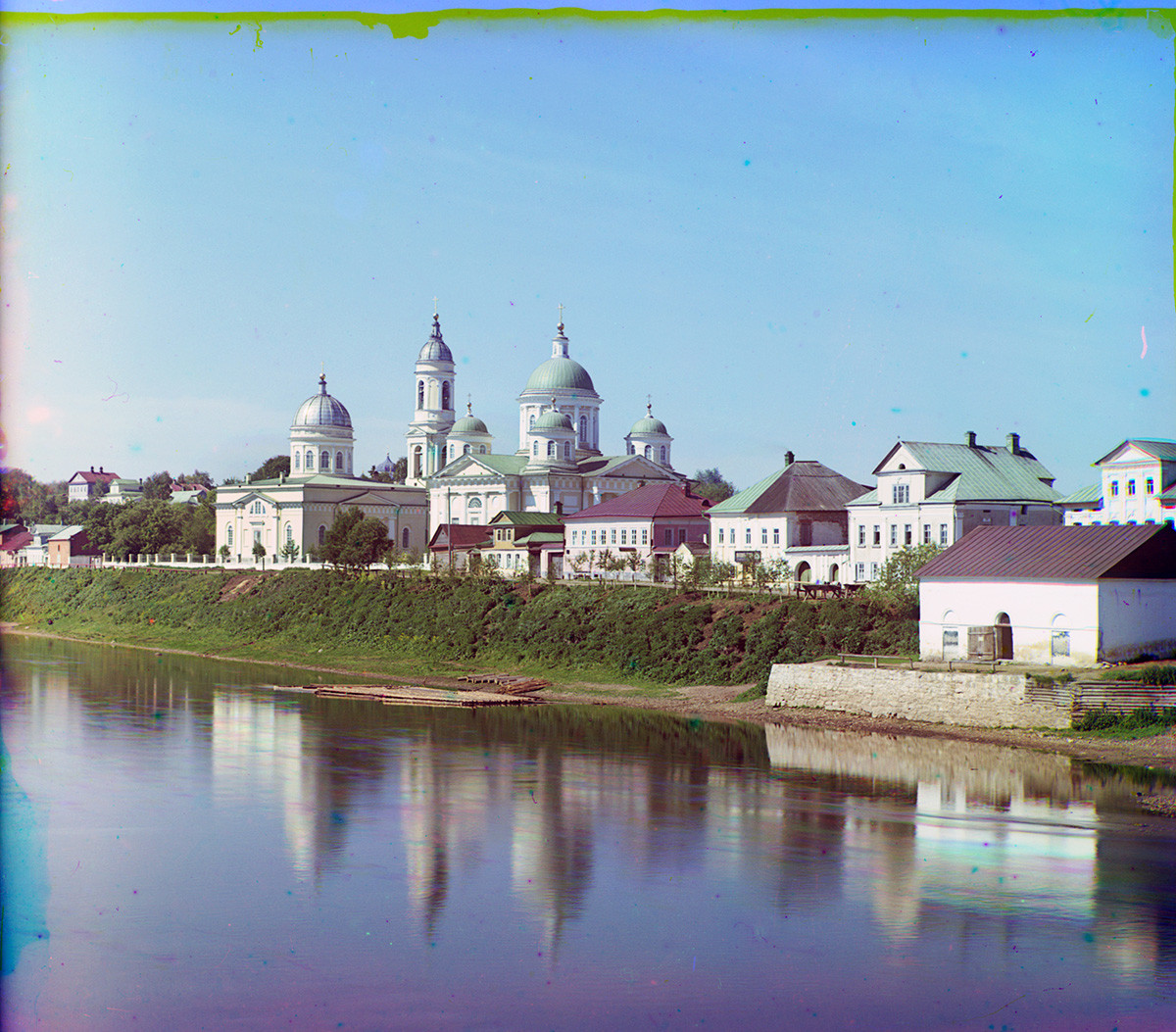 Rivière Tvertsa, quai de Novgorod. Arrière-plan : église de l'Entrée du Christ à Jérusalem (à gauche), cathédrale de la Transfiguration 