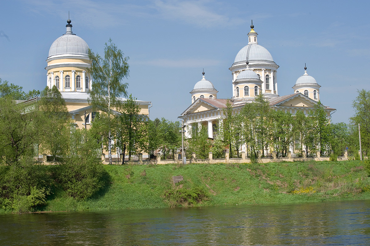 Rivière Tvertsa, quai de Novgorod. Arrière-plan : église de l'Entrée du Christ à Jérusalem (à gauche), cathédrale de la Transfiguration