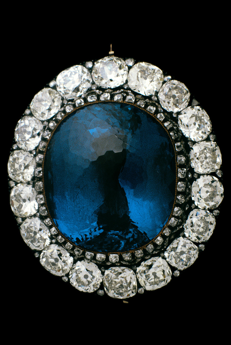 Васильково-синий сапфир из Шри-Ланки – один из семи всемирно известных исторических камней, хранится в Алмазном фонде России. 