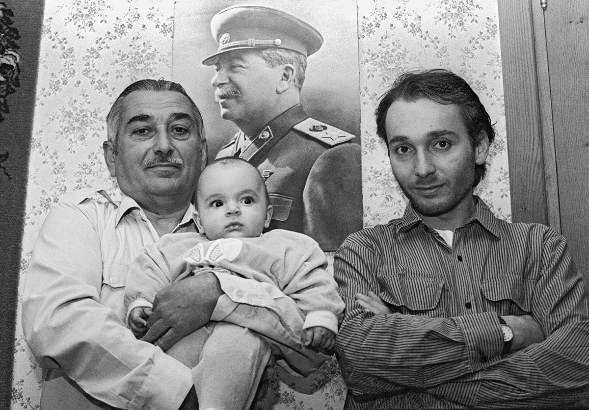 Il nipote di Stalin, Evgenij Dzhugashvili, con suo figlio Vissarion e il nipotino Josif, Tbilisi, Georgia, 1995