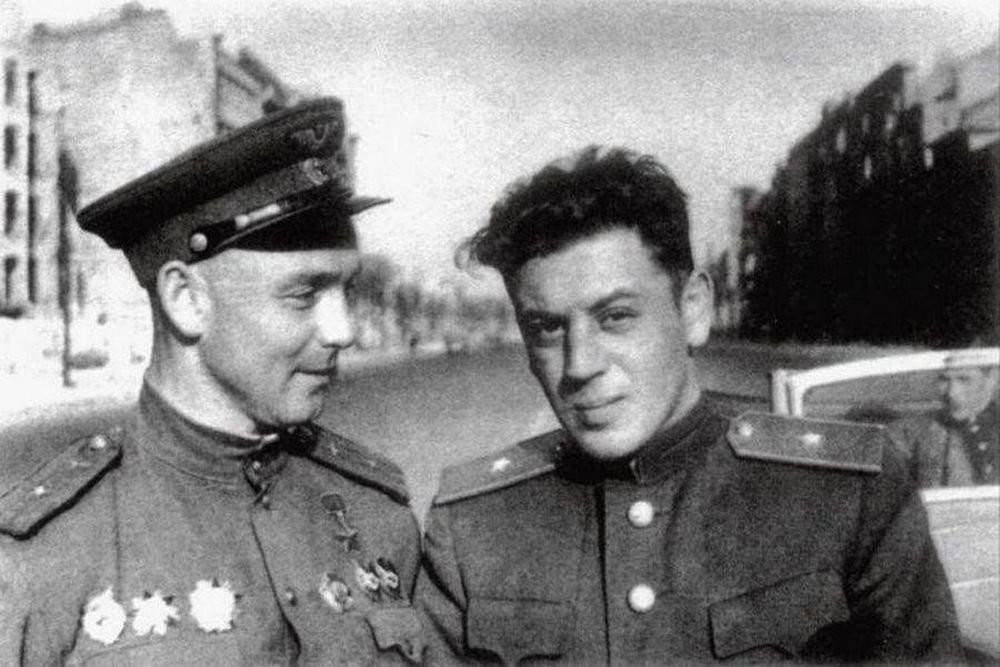 Il figlio di Stalin, Vasilij Stalin (a destra)
