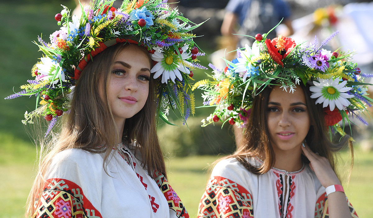 Gadis-gadis Rusia selama perayaan Ivan Kupala.
