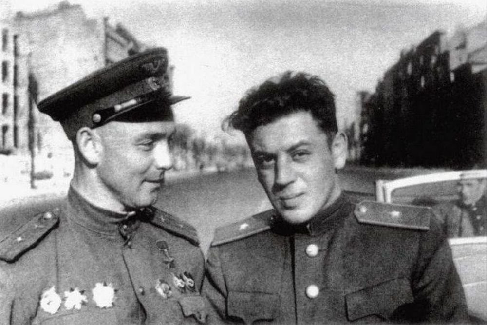 Wassili Stalin (rechts)