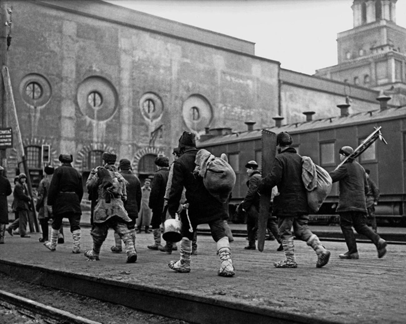 Camponeses na estação Kazã, em Moscou.
