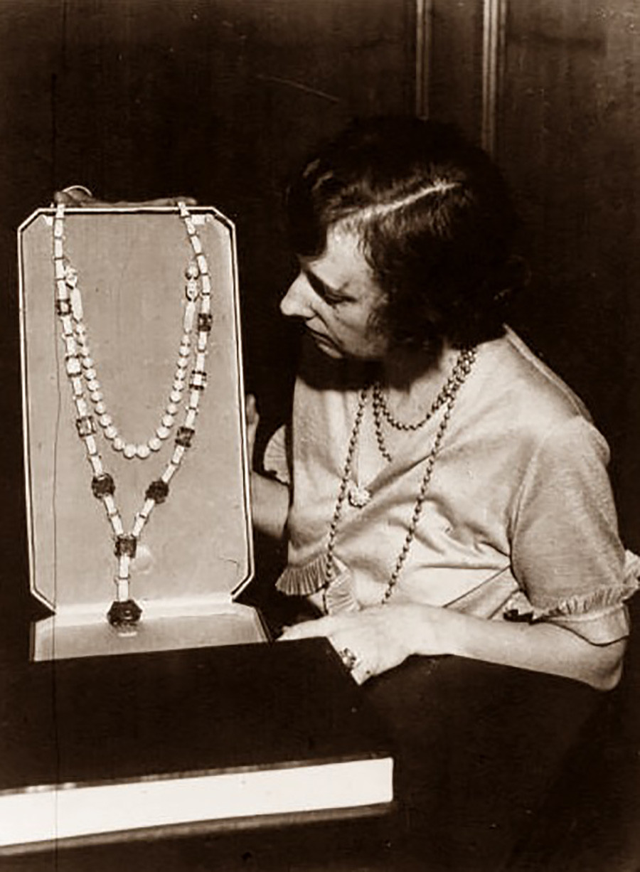 A sautoir with Maria Pavlovna's emeralds.