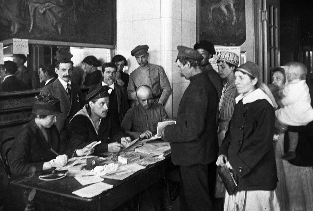 Habitants de Petrograd (ancien nom de Saint-Pétersbourg) recevant leur livret de travail en échange de leur passeport impérial