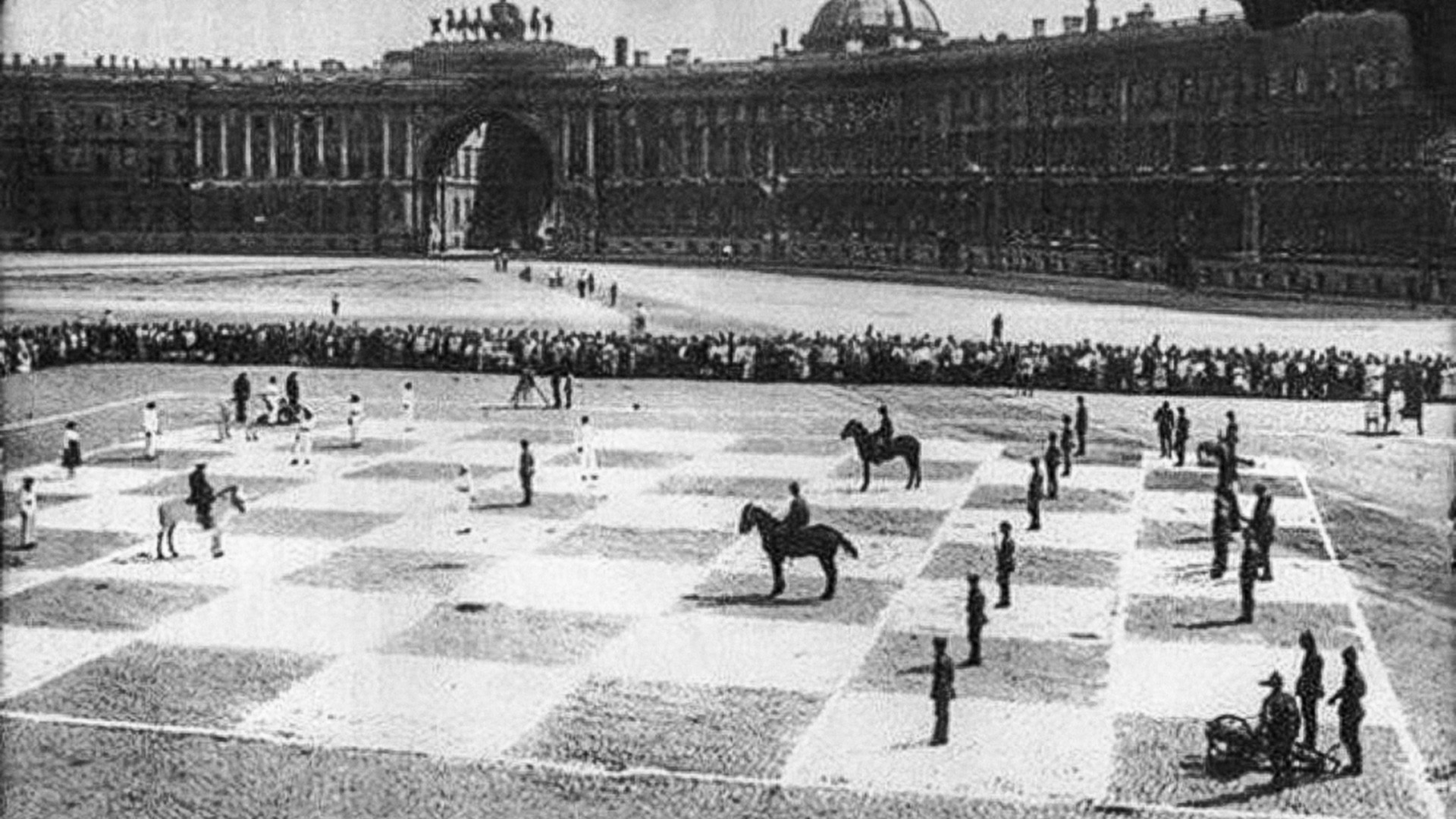 Quando os soviéticos transformaram a Praça do Palácio em um enorme