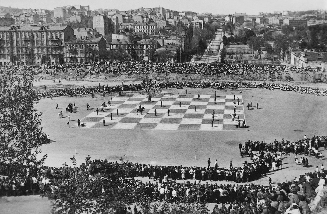 Quando os soviéticos transformaram a Praça do Palácio em um enorme