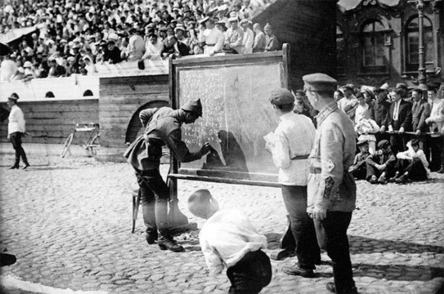 As Peças De Xadrez São Colocadas No Tabuleiro De Xadrez. Rei Branco  Derrotado. O Jogador Admitiu A Derrota Fotos, retratos, imágenes y  fotografía de archivo libres de derecho. Image 84943074