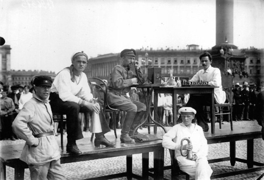 Quando os soviéticos transformaram a Praça do Palácio em um enorme