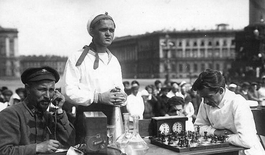 Quando os soviéticos transformaram a Praça do Palácio em um enorme