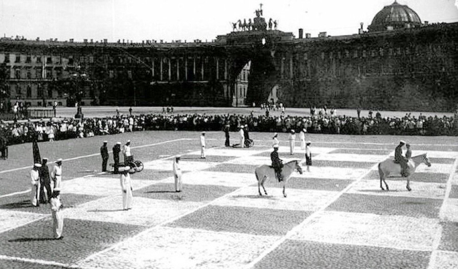 Quando os soviéticos transformaram a Praça do Palácio em um enorme