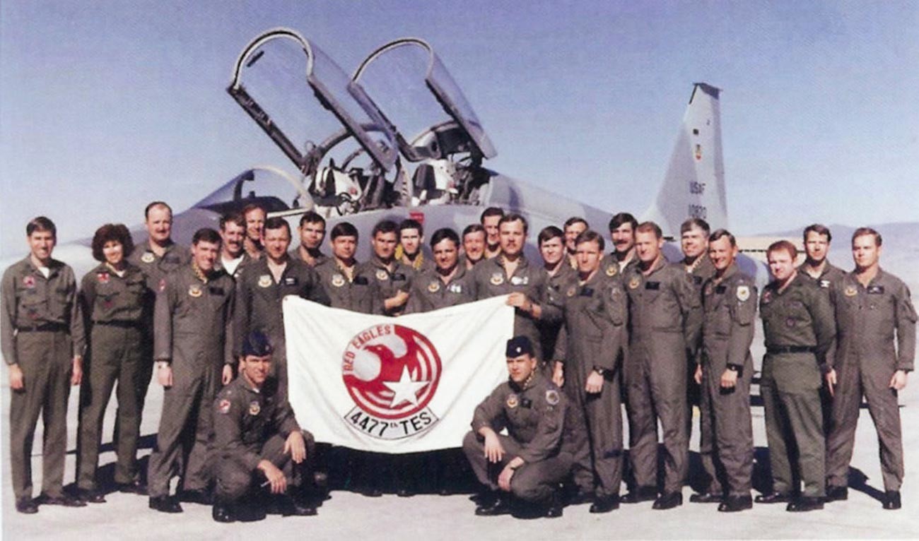 Para anggota Red Eagles pada akhir 1980-an.