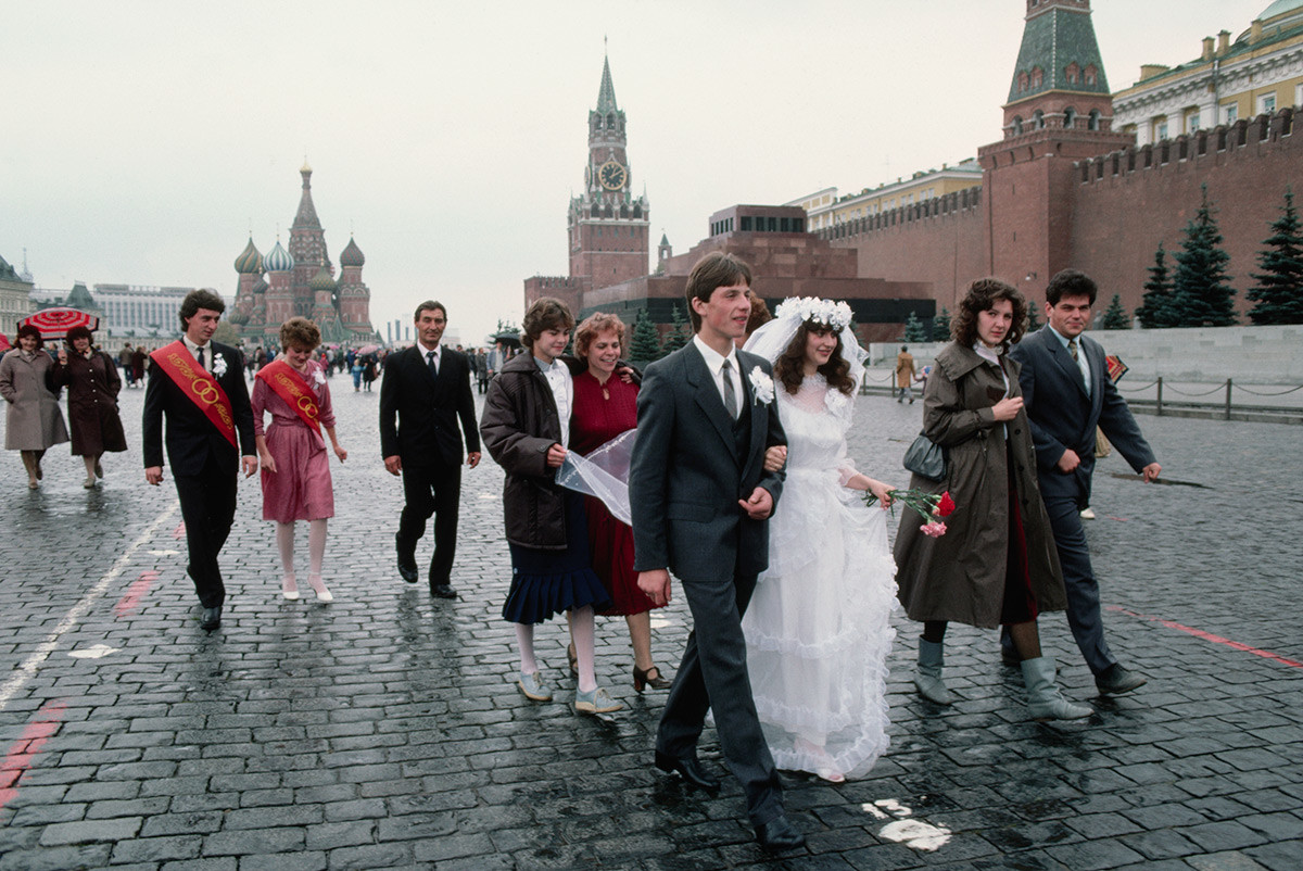 ソ連の伝統に従い、結婚式の日に写真撮影のために赤の広場に歩いて行く新郎新婦たち