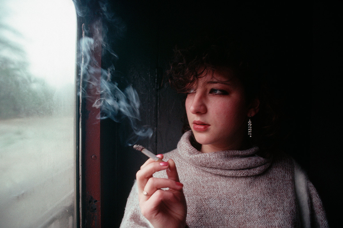 列車でタバコを吸う若い女性