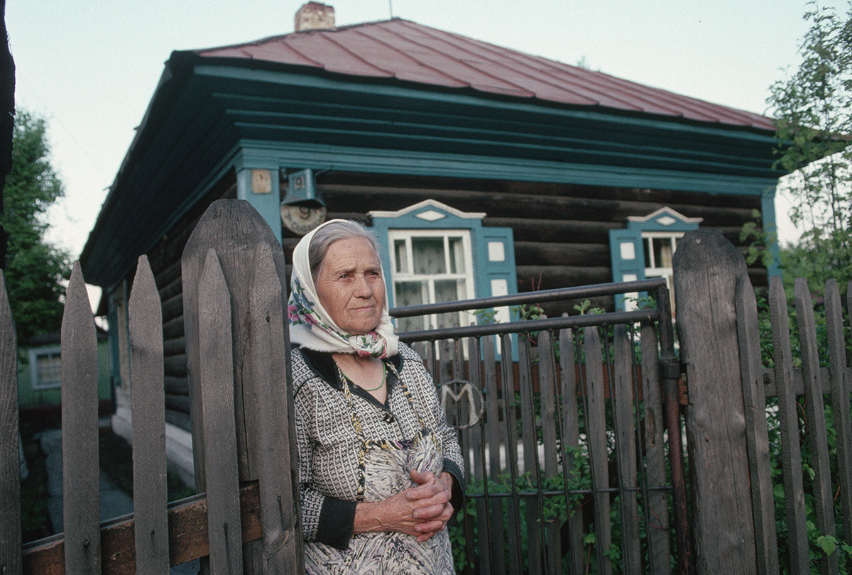 家の玄関先に立つシベリアの女性