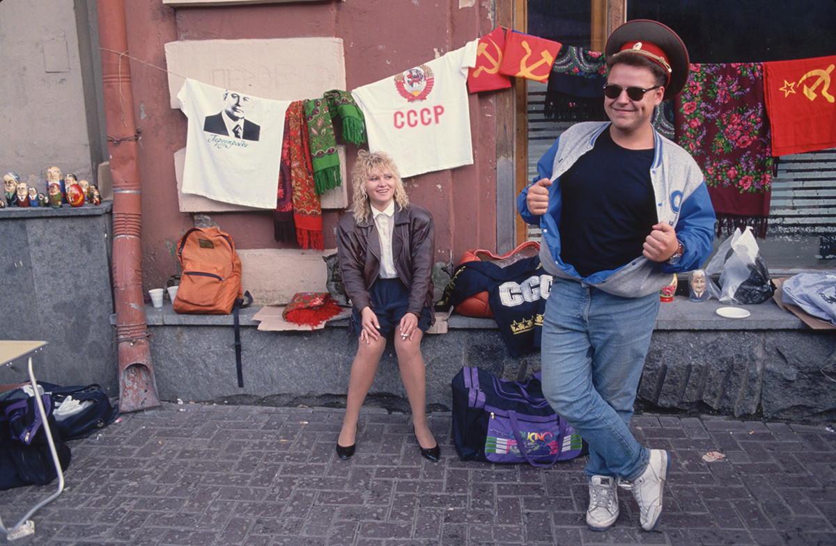  モスクワのアルバート通りにあるソ連風土産店