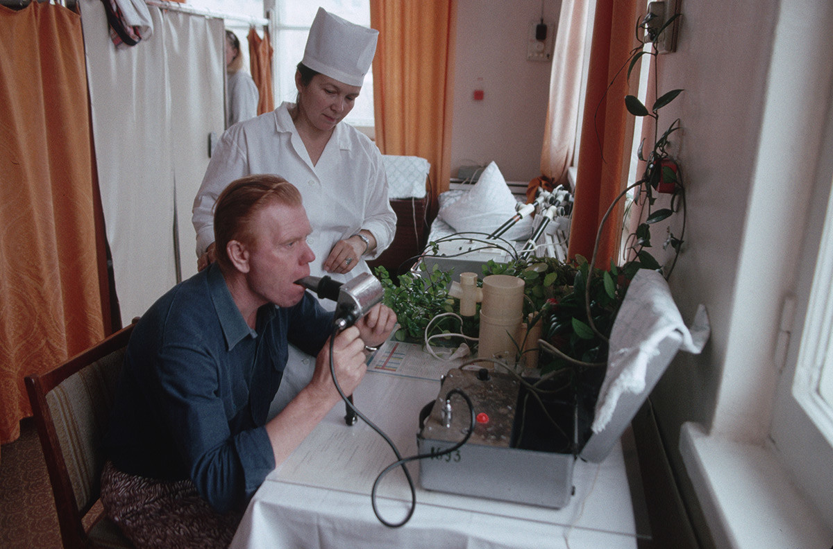ソ連のサナトリウムで肺機能検査を受ける患者