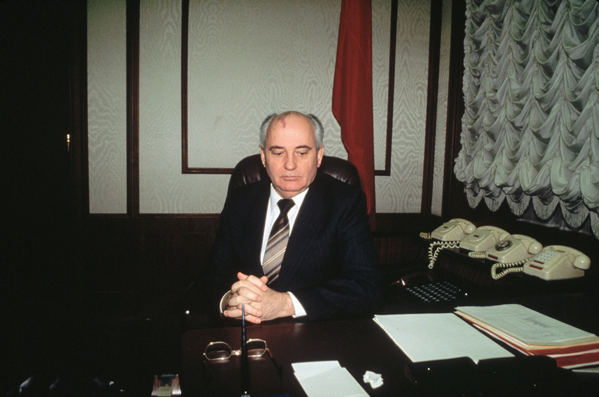 ソ連崩壊直前、執務室の椅子に座るミハイル・ゴルバチョフ