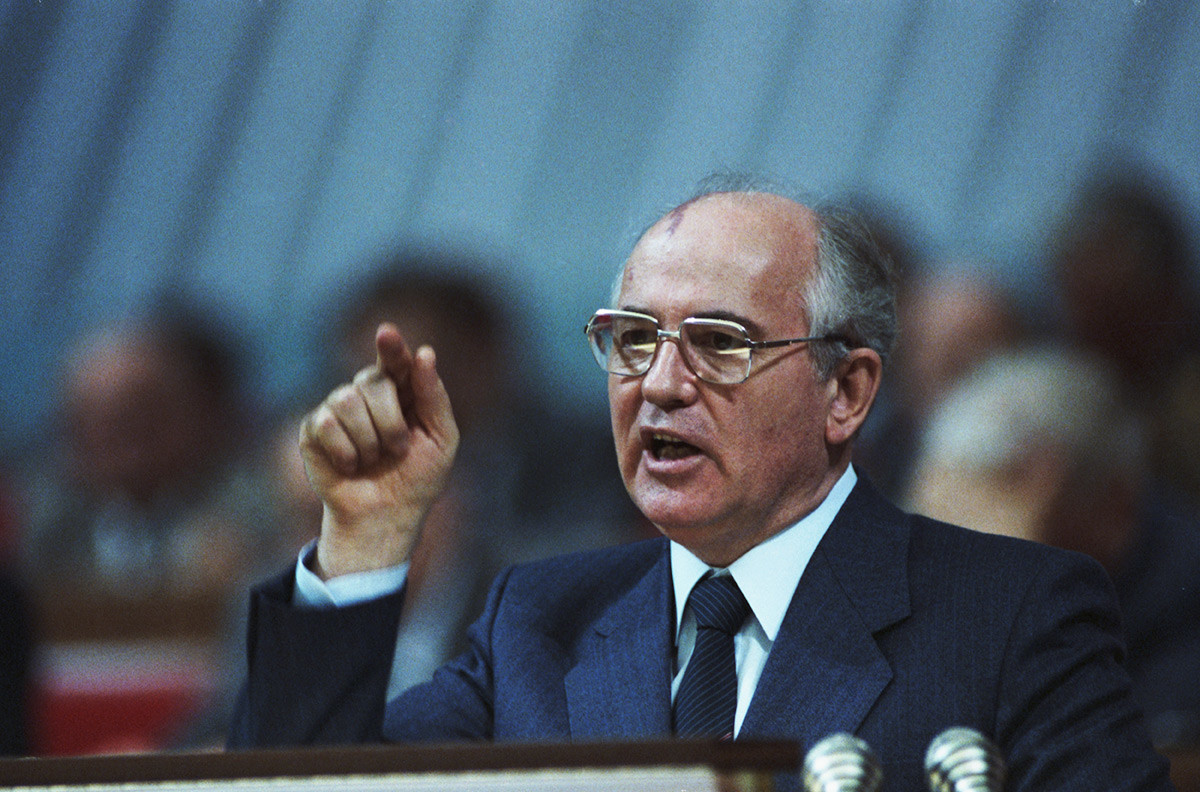 Gorbatschow, der spätere Generalsekretär des KPdSU-Zentralkomitees, hält eine Rede in Moskau
