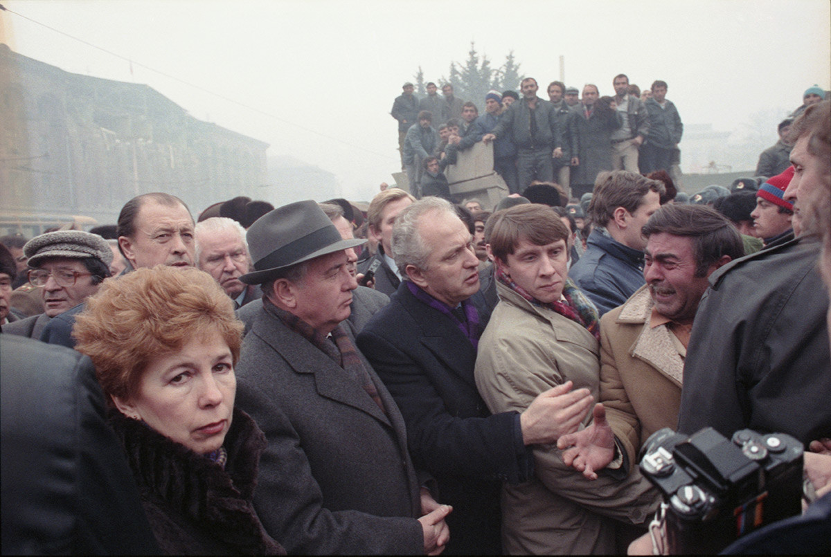Gorbatschow besucht die vom Erdbeben betroffene armenische Stadt Spitak am 10. Dezember 1988
