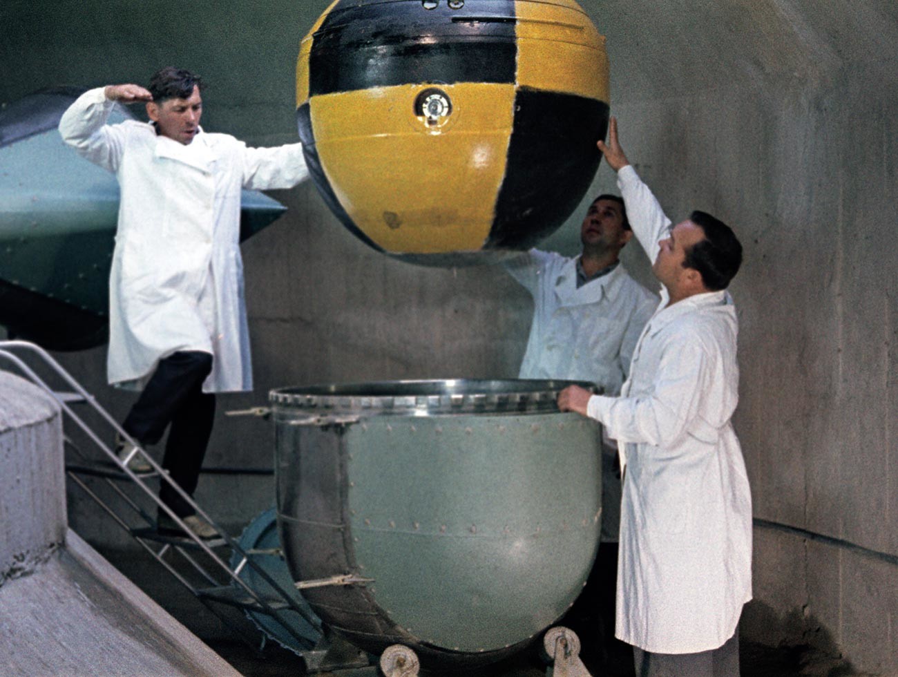 Истраживачи се припремају да центрифугом тестирају сонду аутоматске међупланетарне станице „Венера“. Сцена из документарног филма.