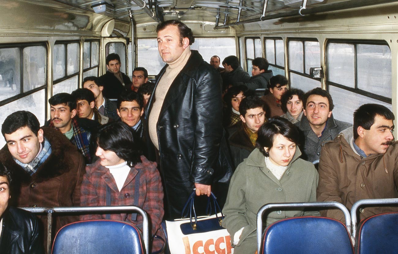 Shavarsh Karapetyan in un bus sulla strada verso il lavoro, 1983
