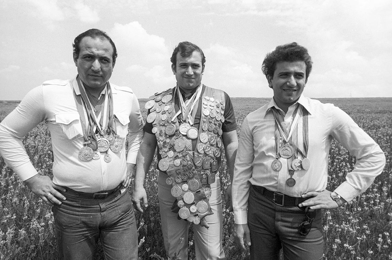 Da sinistra: l'allenatore di nuoto Kamo Karapetyan, Shavarsh Karapetyan, e l'allenatore di bambini Anatolij Karapetyan, 1983
