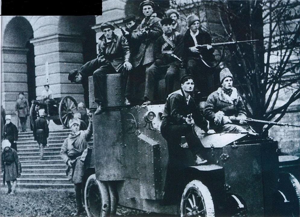 Coche blindado ‘Iliá Muromets’ cerca del Instituto Smolni en Petrogrado. A principios de noviembre de 1917