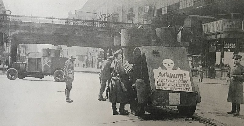Fiat-Izhorski de los Freikorps, durante el Levantamiento Espartaquista de 1919 en Berlín. En el cartel trasero se puede leer “Quédate en casa. Tu vida peligra en la calle, porque estamos disparando”