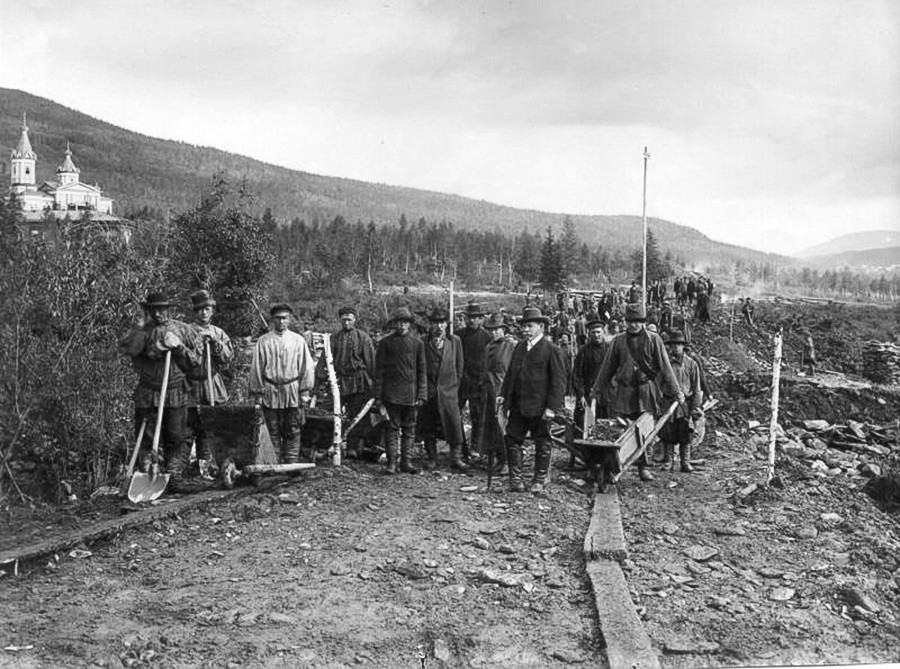 Pada abad ke-20, industrialisasi memengaruhi populasi di Siberia.