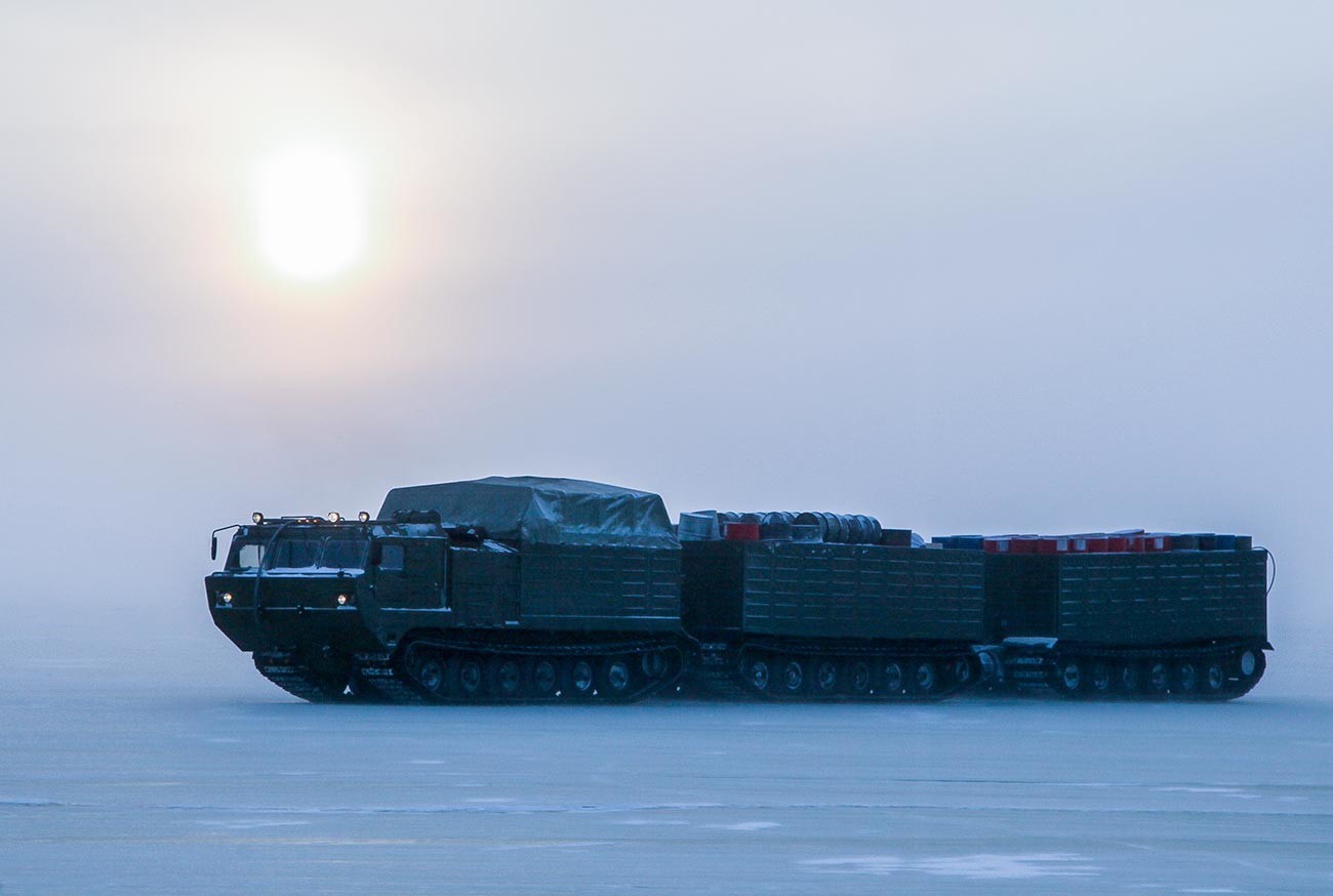 Transportador especial durante exercício de teste de armas no Ártico