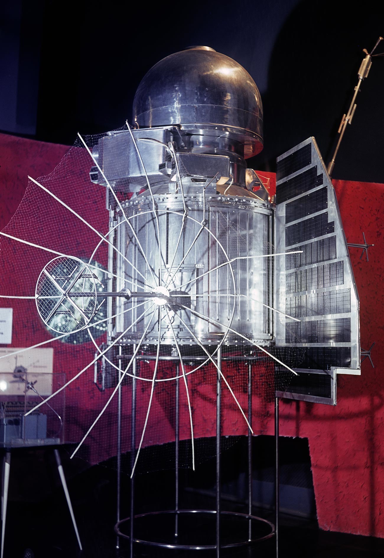 Модел на автоматската меѓупланетарна станица „Венера1“, испратена на Венера на 12 февруари 1961 година. Изложба на достигнувањето на народното стопанство на СССР во Москва.
