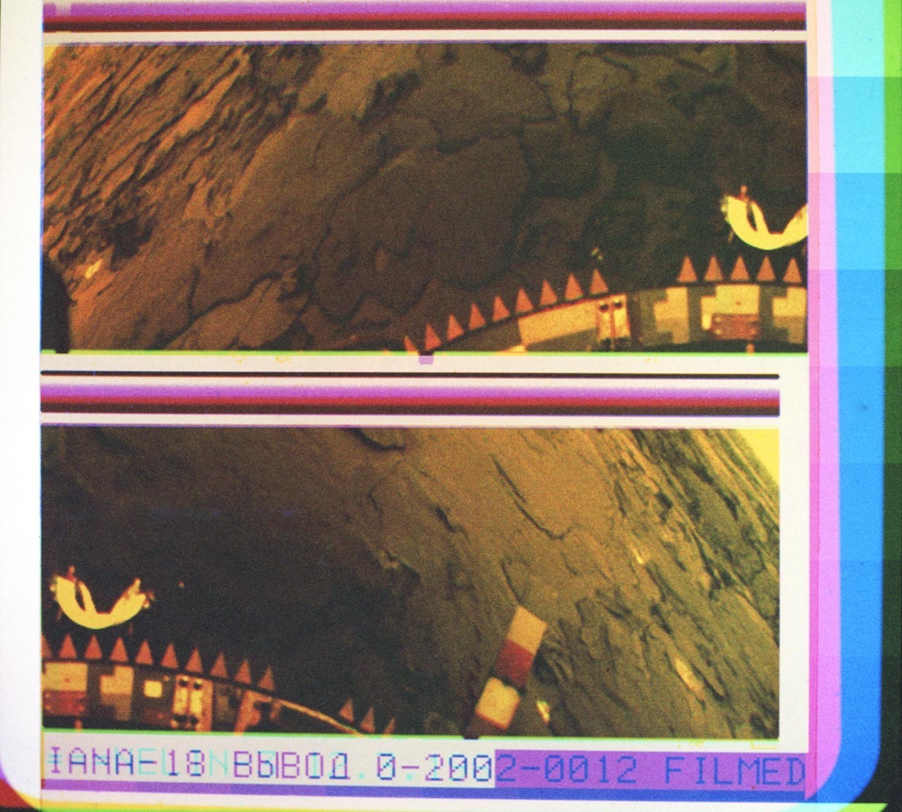 Панорамска колор фотографија од површината на Венера, испратена од сондата „Венера 14“. Добиена со синтеза на три снимки емитувани низ колор филтри. Обработка на фотографијата: Центар за далечна космичка врска и Институт за проблеми на емитување податоци при Академијата на науките на СССР. 