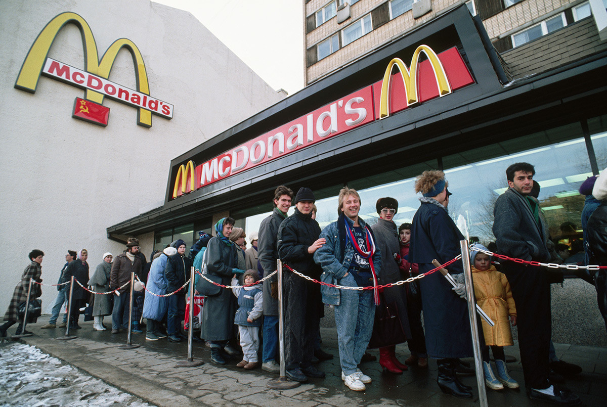 L'occidentalisation de la Russie : file d’attente pour entrer dans le premier McDonald's de Moscou et d’URSS