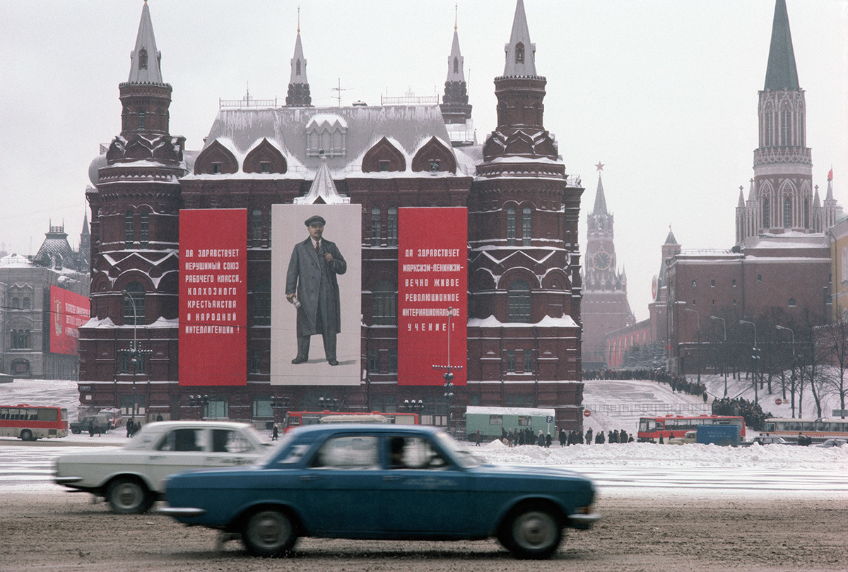 Bannières de Lénine accrochées au Musée historique d'État et circulation sur la rue Mokhovaïa
